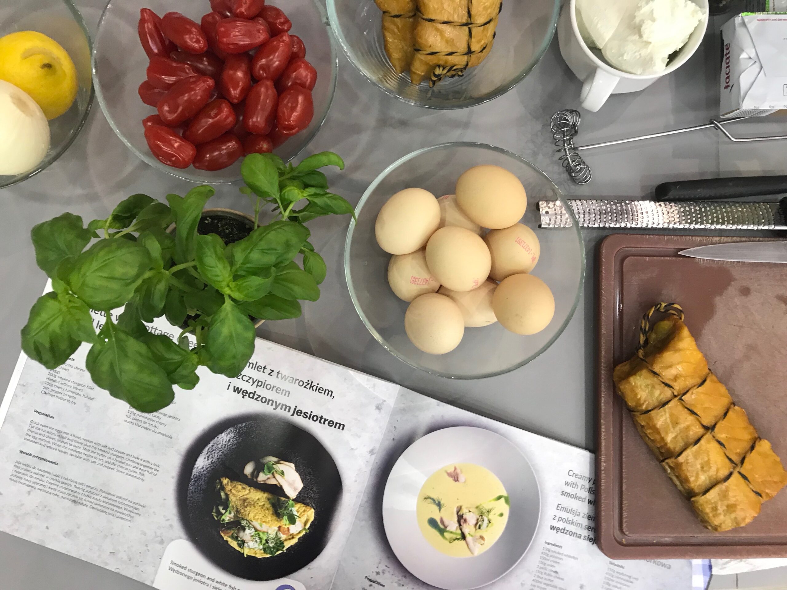 Omlet z wędzonym jesiotrem, wiejskim twarogiem i warzywami