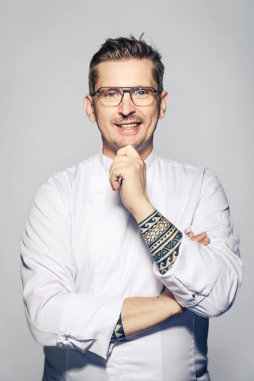 Portret szefa kuchni Tomasza Królikowskiego